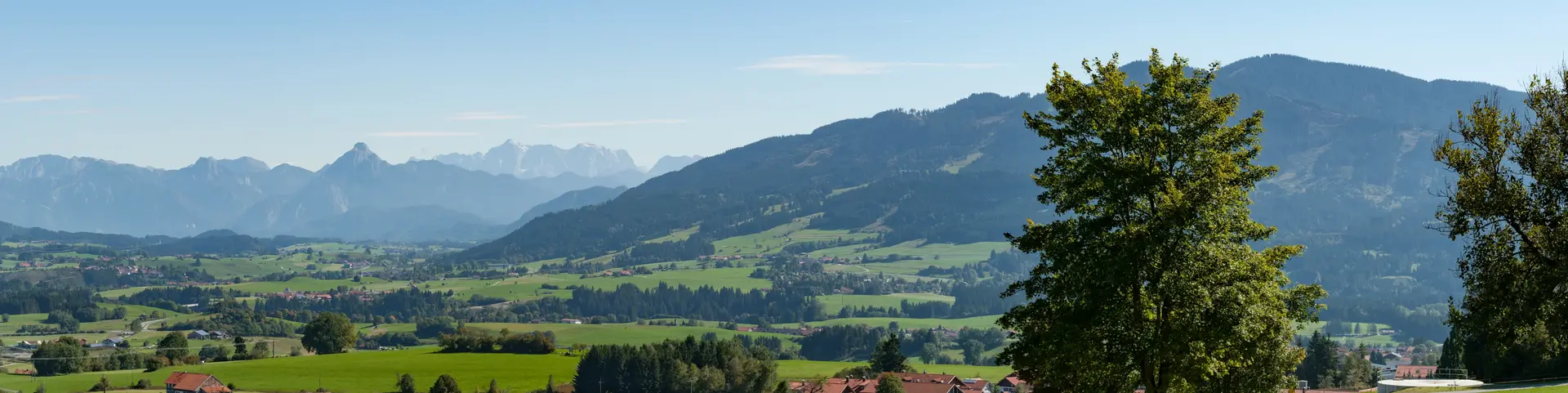 Allgäuer Voralpenidylle mit Bergpanorama